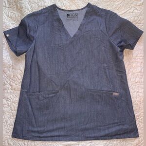 FIGS Women’s Heather Denim Casma Three-Pocket Scrub Top; Size L